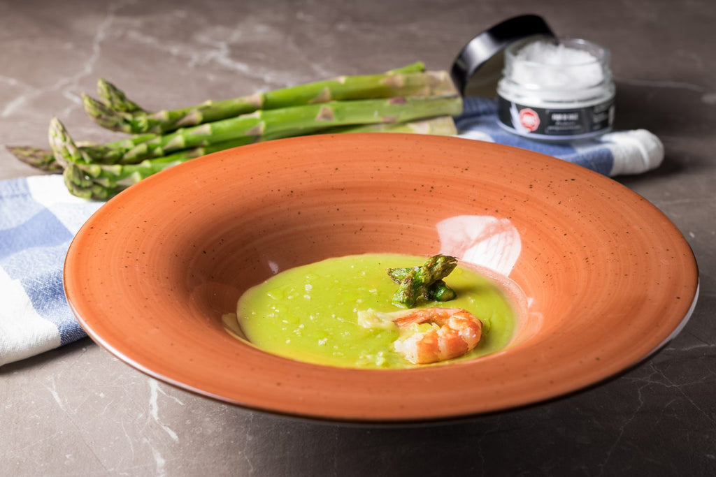 Crema di asparagi e patate con gamberi scottati e fior di sale Janas