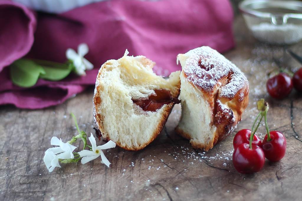 Torta di rose alle ciliegie