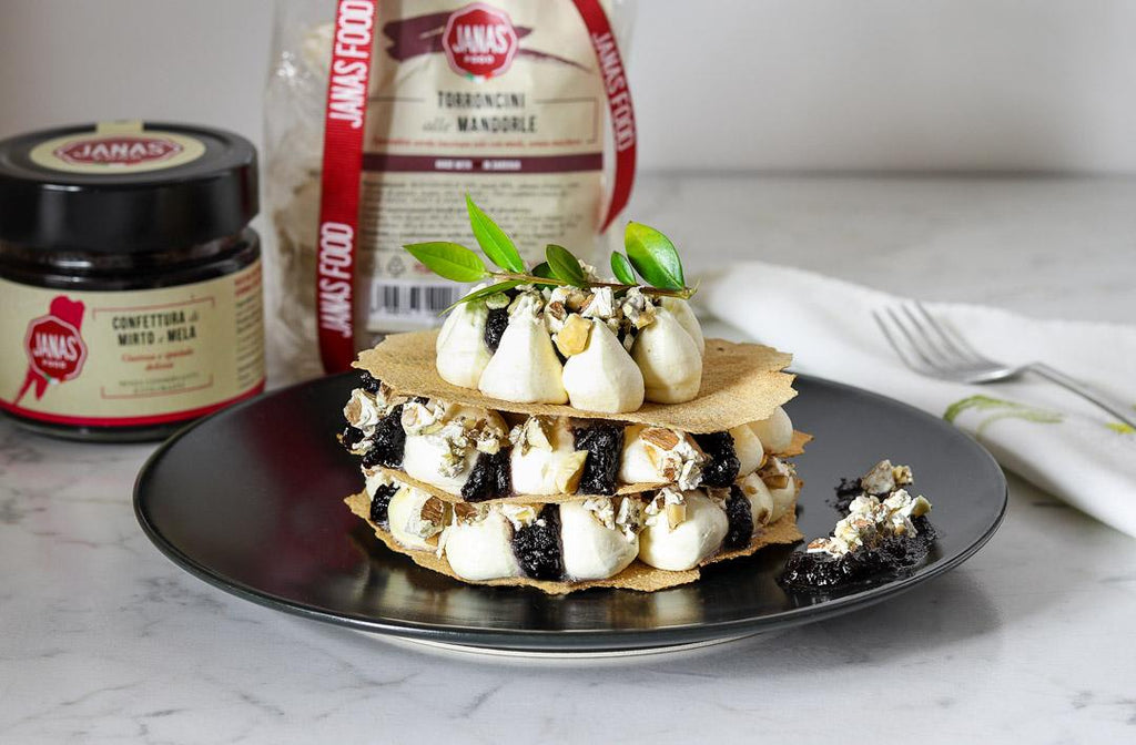 Millefoglie di pane carasau con crema chantilly al torroncino e confettura di mirto e mela