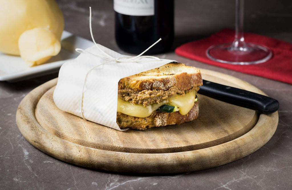 Sandwich vegetariano con provola sarda grigliata, zucchine e crema di olive